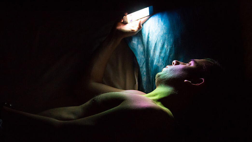 שימוש בסמארטפון במיטה