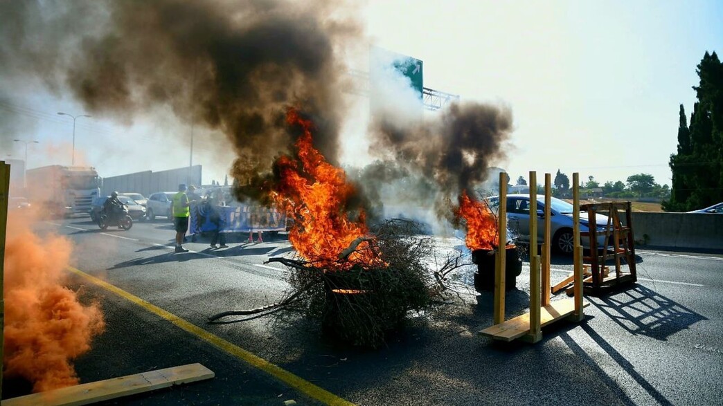 חסימת כביש 4 לדרום במחאת "די" חסימת כביש 4 לדרום במחאת "די"