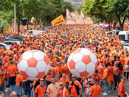 הקרנבל מחוץ לאיצטדיון (GETTY)