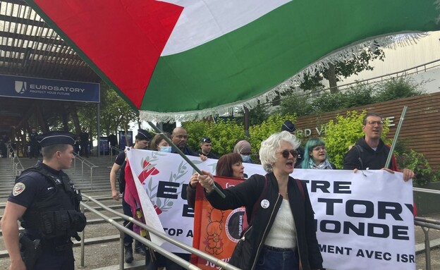 פרו-פלסטינים מחוץ לתערוכת Eurosatory 2024 (צילום: AP)