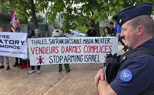 מחאה אנטי-ישראלית מחוץ לתערוכת Eurosatory 2024 (צילום: AP)
