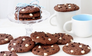 עוגיות שוקולד צ'יפס בשני צבעים (צילום: שרית נובק - מיס פטל, mako אוכל)