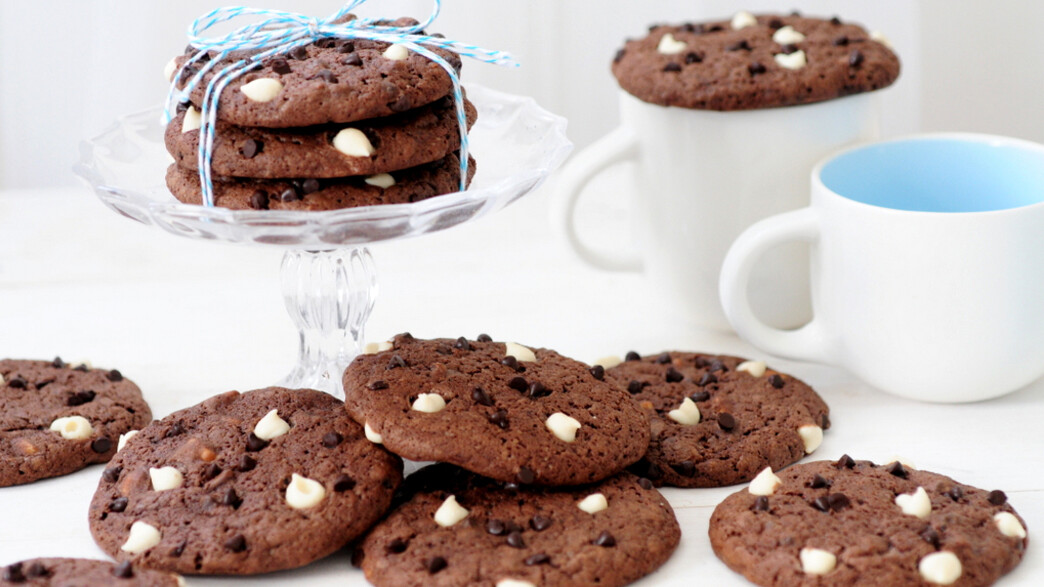 עוגיות שוקולד צ'יפס בשני צבעים