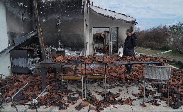 עדי אבני בביתה השרוף בבארי (צילום: חדשות 12)