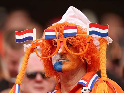 האוהדים צבעו את המבורג (Getty)