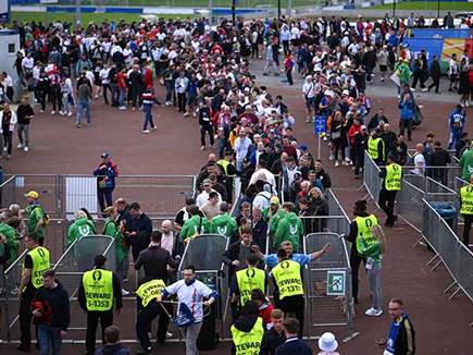 עם קהל גדול שהתאסף (getty)