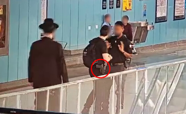 מאבטחים עוצרים שוטר על אזרחי בתחנת הרכבת הקלה