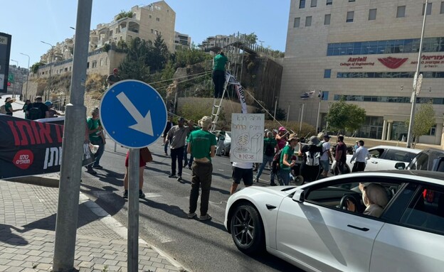 4 נעצרו לאחר שחסמו כבישים בירושלים באמצעות סולמות (צילום: דוברות המשטרה)