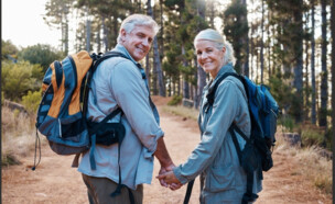 זוג מבוגר מטייל (צילום: shutterstock_PeopleImages.com_Yuri_A)
