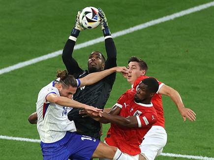 מייק מניאן. נדרש לעבוד הלילה (GETTY)