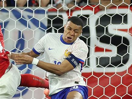 קיליאן אמבפה נפגע באפו. אירוע שעלול להשפיע משמעותית על המשך הטורניר (GETTY)