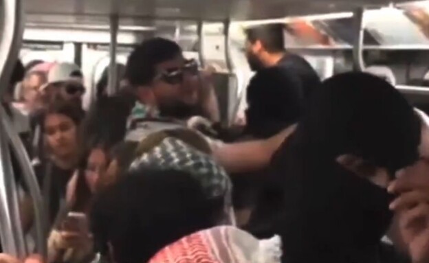 פעיל פרו-פלסטיני דורש מ"ציונים" להזדהות ברכבת  (צילום: new york post)