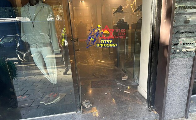 "כוורת" זיקוקים התפוצצה בכניסה לחנות בגדים בכיכר ה (צילום: יחידת האופנועים של מד"א)