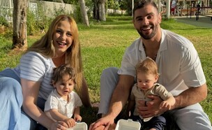 פיטר פלצ'יק, אשתו והתאומים (צילום: instagram)