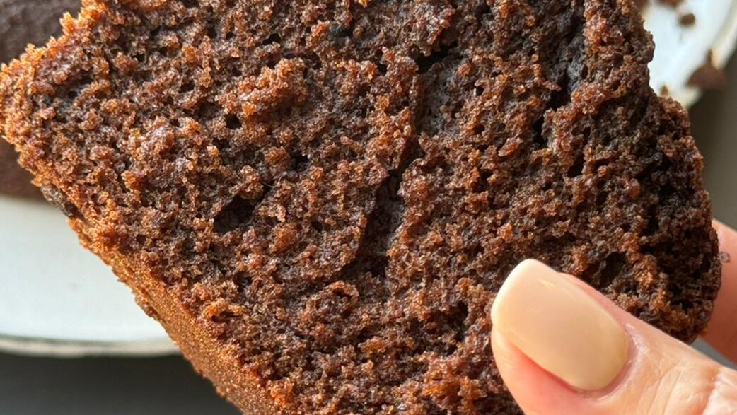 פרוסה עסיסית. עוגת שוקו קפה (פרווה) פרוסה עסיסית. עוגת שוקו קפה (פרווה)