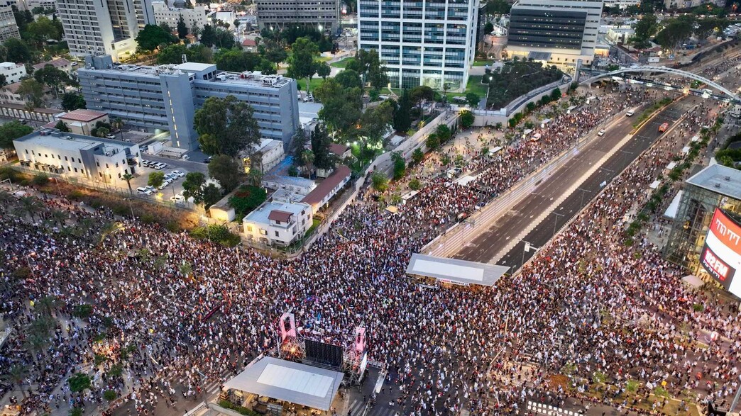 המוני מפגינים בקפלן המוני מפגינים בקפלן
