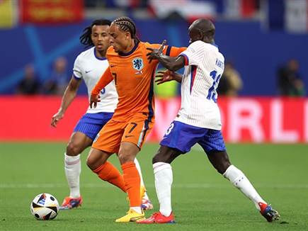 סימונס הבקיע שער שנפסל (GETTY)