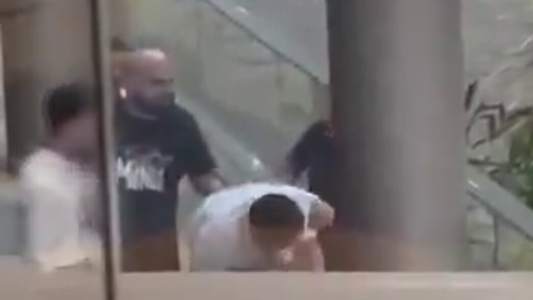 העיתונאי הלבנוני ראמי נעים הותקף בסטארבקס בביירות העיתונאי הלבנוני ראמי נעים הותקף בסטארבקס בביירות