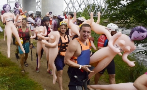 פסטיבל השחייה עם בובות מין, 2023 (צילום: OLGA MALTSEVA/AFP, GettyImages)