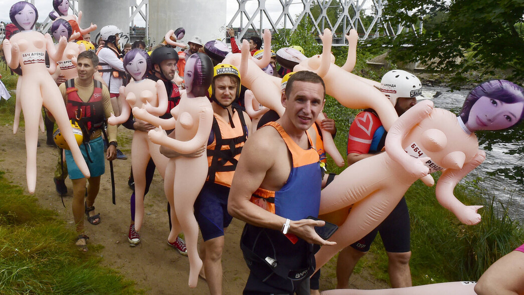פסטיבל השחייה עם בובות מין, 2023 (צילום: OLGA MALTSEVA/AFP, GettyImages)