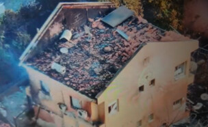 הבית במטולה שספג פגיעה ישירה (צילום: מתוך "חדשות הבוקר" , קשת 12)