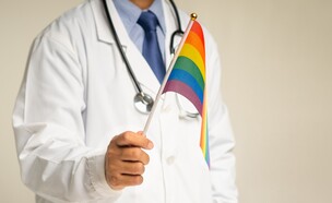רופא עם דגל גאווה (צילום: shutterstock)