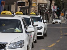 מוניות בירושלים (צילום: נתי שוחט, פלאש 90)