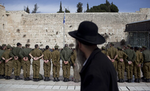חרדי מתבונן על חיילים בכותל המערבי (צילום: יונתן זינדל, פלאש 90)
