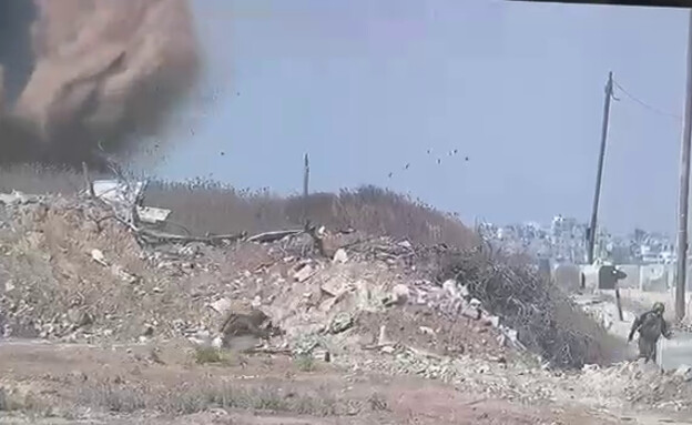 פצצת מרגמה מתפוצצת ליד חיילים בציר נצרים