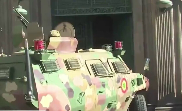 כוחות צבא בוליביה פורצים את שער ארמון הנשיאות