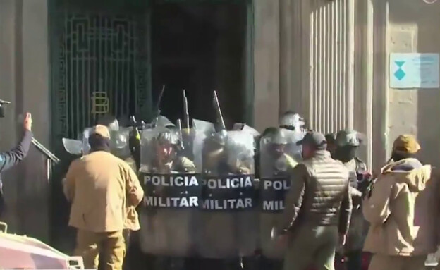 כוחות צבא בוליביה פורצים את שער ארמון הנשיאות