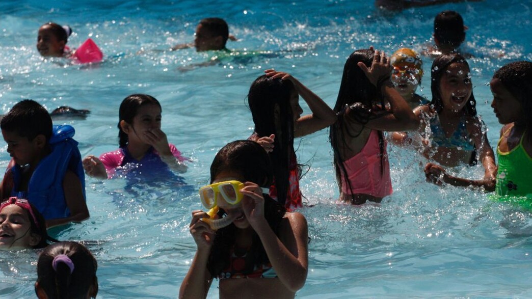 ילדים בבריכה (צילום: תומר אפלבאום)