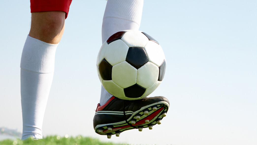 מקפיץ כדורגל בעזרת הנעל (צילום: ShutterStock)