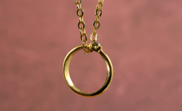 טבעת על שרשרת- איך יודעים אם זה בן או בת? (צילום: Scott Rothstein, Istock)