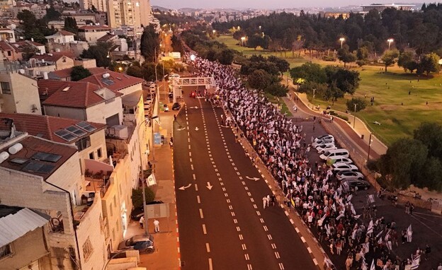 צעדה בירושלים בקריאה לבחירות עכשיו ולהשבת החטופים (צילום: אמיר גולדשטיין)