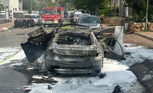 פיצוץ רכב ברחוב הבנים בהרצליה (צילום: כבאות והצלה)
