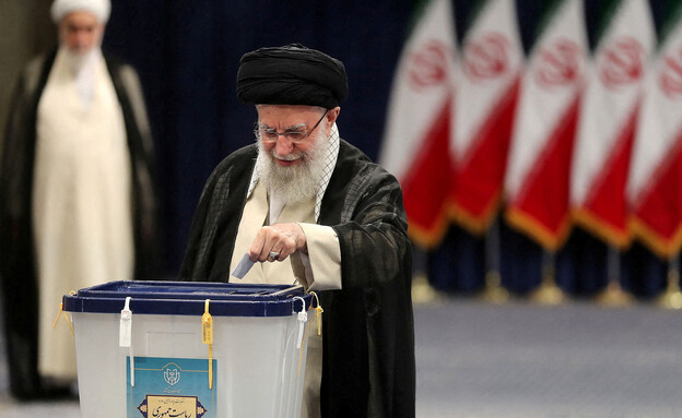 חמינאי, המנהיג העליון מצביע בבחירות לנשיאות באיראן (צילום: reuters)