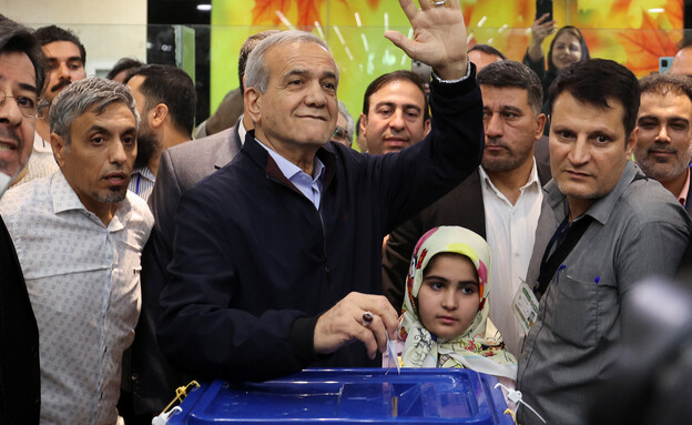 מסעוד פזשכיאן, מועמד לנשיאות, מצביע בבחירות באיראן (צילום: reuters)