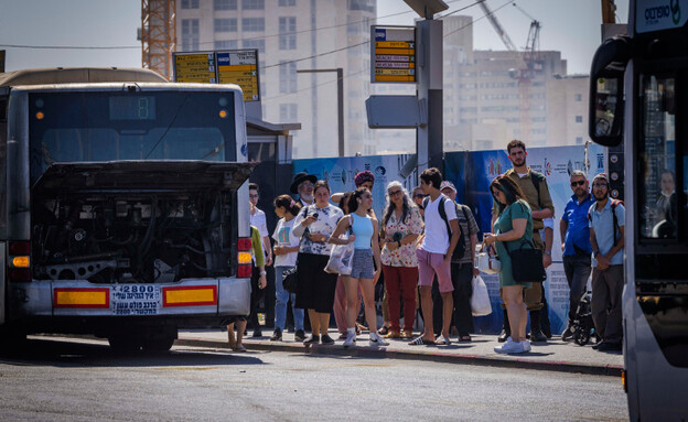 תקלה באוטובוס (צילום: אוליביה פיטוסי, פלאש 90)