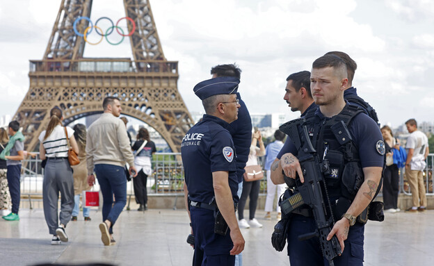 משטרה מול האייפל בפריז צרפת (צילום: Chesnot, getty images)