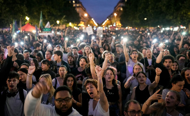 מפגינים בכיכר הרפובליקה בפריז צרפת (צילום: DIMITAR DILKOFF, getty images)