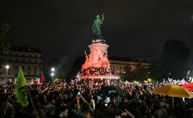 אלפים בכיכר הרפובליקה הפגנות בפריז צרפת (צילום: DIMITAR DILKOFF , getty images)