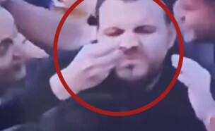 אוהד אנגלי מריח קוקאין (צילום: צילום מסך)