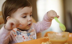 ילד אוכל (צילום: getty images)