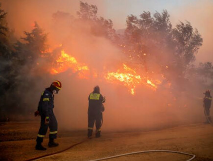 "מרגישים באפוקליפסה": בגלל שריפות ענק - תיירים פונו מהאי ביוון