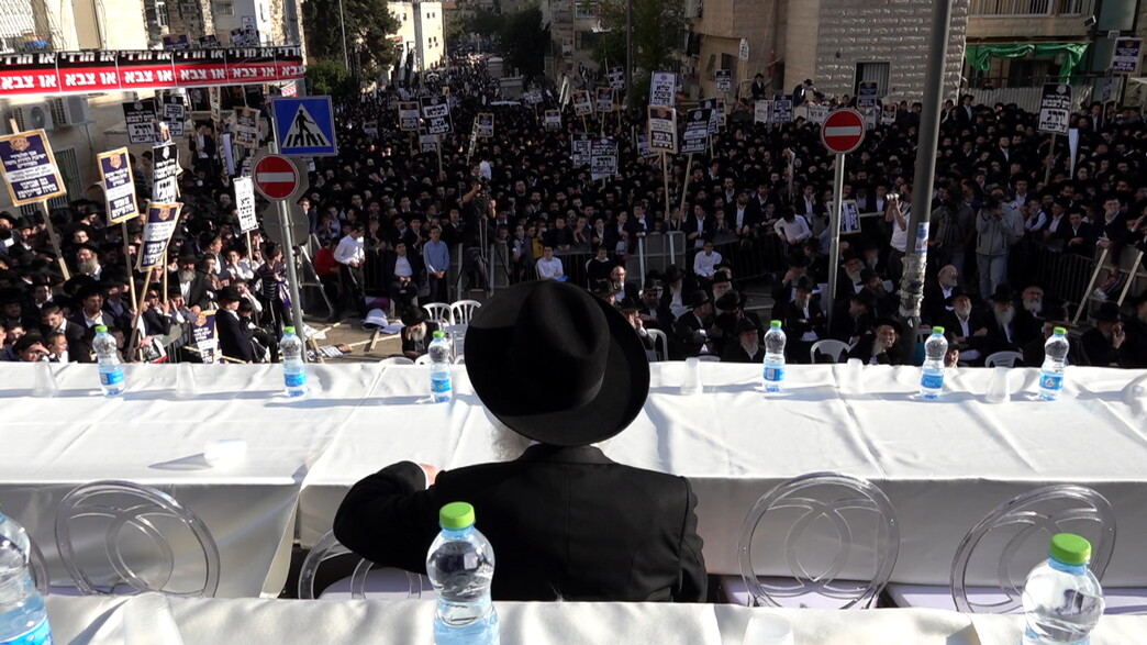 חרדים מוחים על גיוסם לצה"ל חרדים מוחים על גיוסם לצה"ל