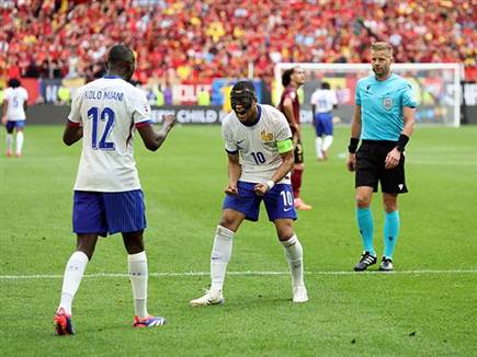 הטריקולור חגגו עלייה לרבע הגמר (GETTY)