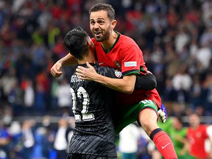 ברנרדו סילבה כבש את הפנדל המכריע וידע למי להודות (getty)