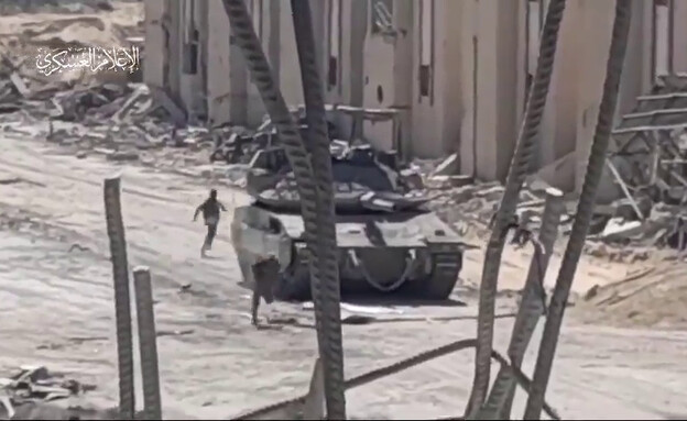 מחבלי חמאס בורחים אחרי שהניחו מטען על טנק (צילום: סרטון חמאס)