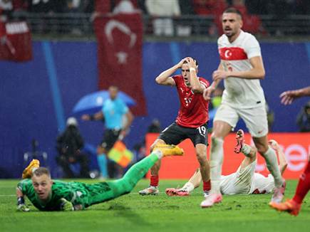 והתגובה של באומגרטנר - בהתאם (GETTY)